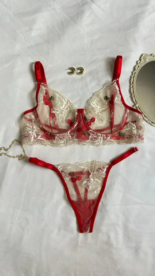 Conjunto de lencería Cherry con bordado floral y cerezas