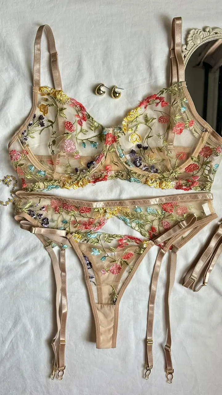 Conjunto de lencería dorada Fenty bordado con ligueros y flores multicolor