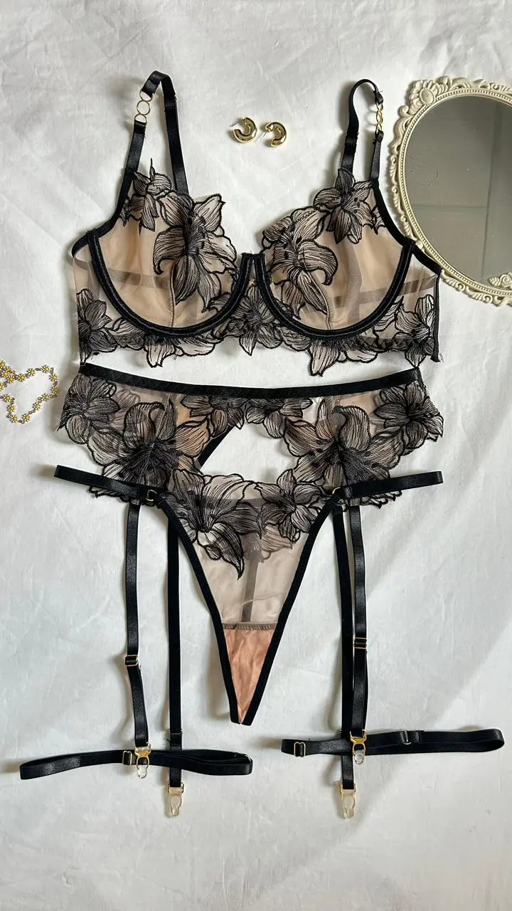 Conjunto de lencería nude Chloe con bordado floral negro