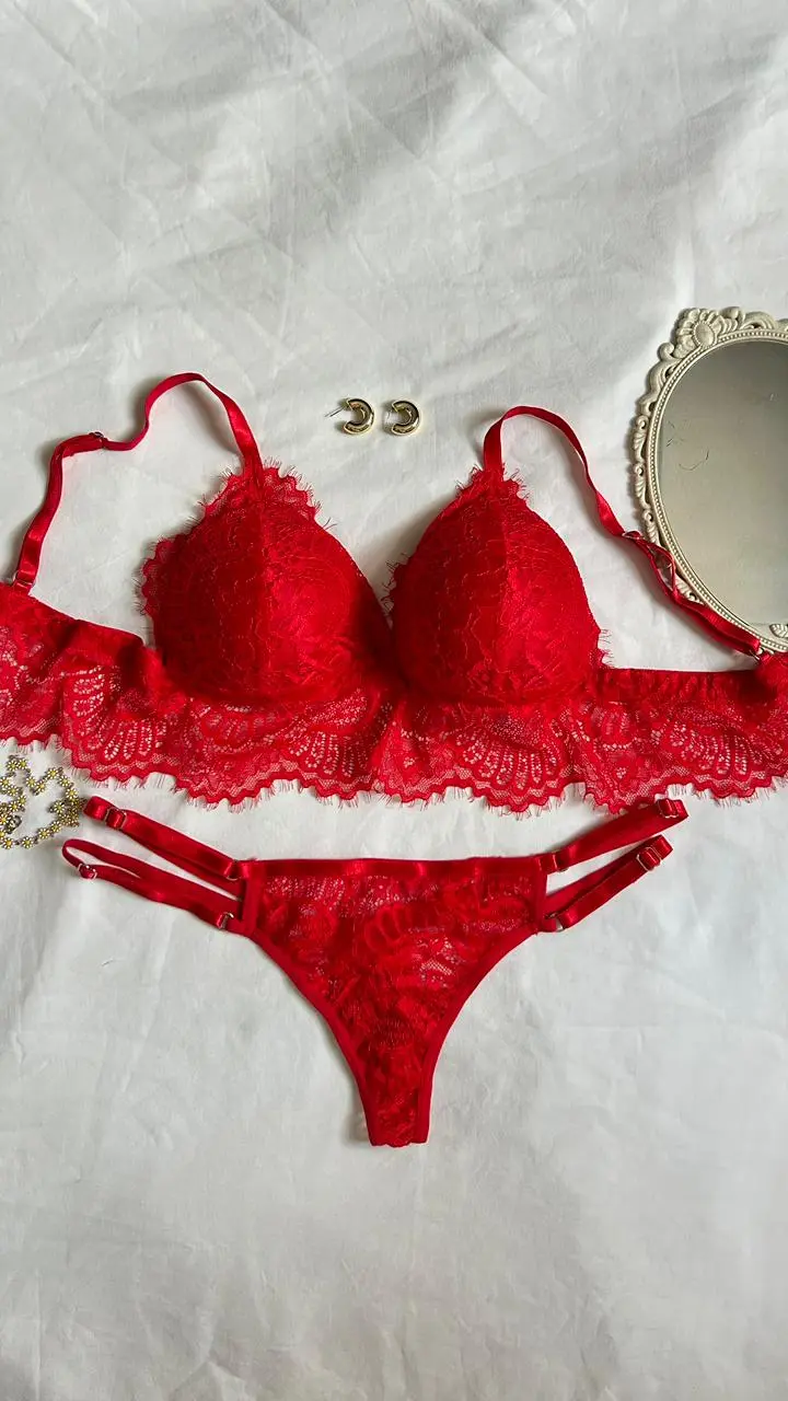 Conjunto de lencería roja Julieta con encaje floral