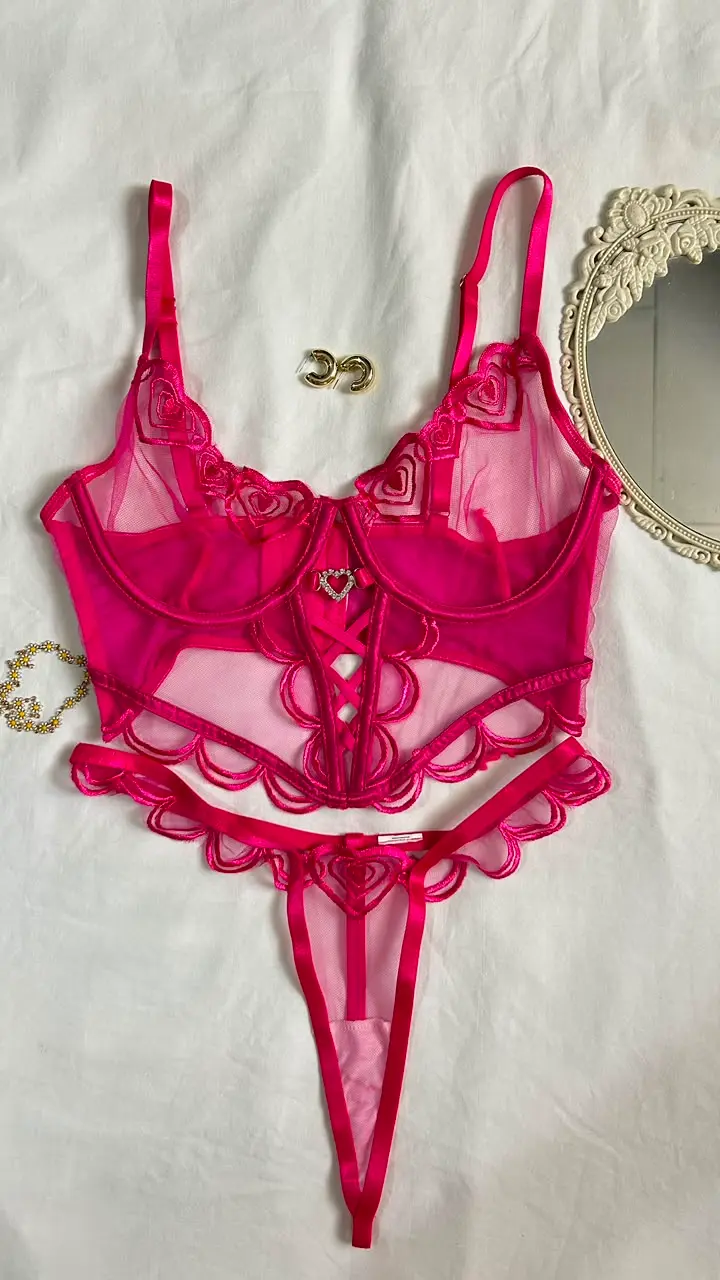 Conjunto de lencería rosa Milu en malla con bordados