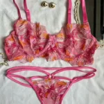 Conjunto de lencería rosada Adara con flores bordadas
