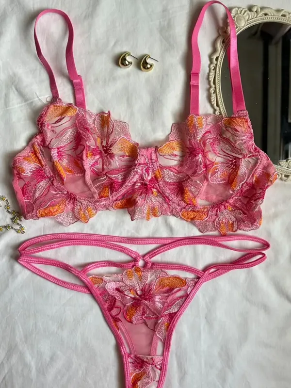 Conjunto de lencería rosada Adara con flores bordadas en rosa y naranja
