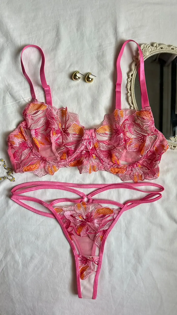 Conjunto de lencería rosada Adara con flores bordadas