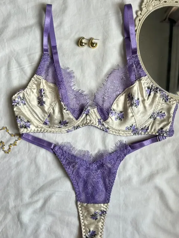 Conjunto de lencería de satín y encaje violeta con panty tipo hilo