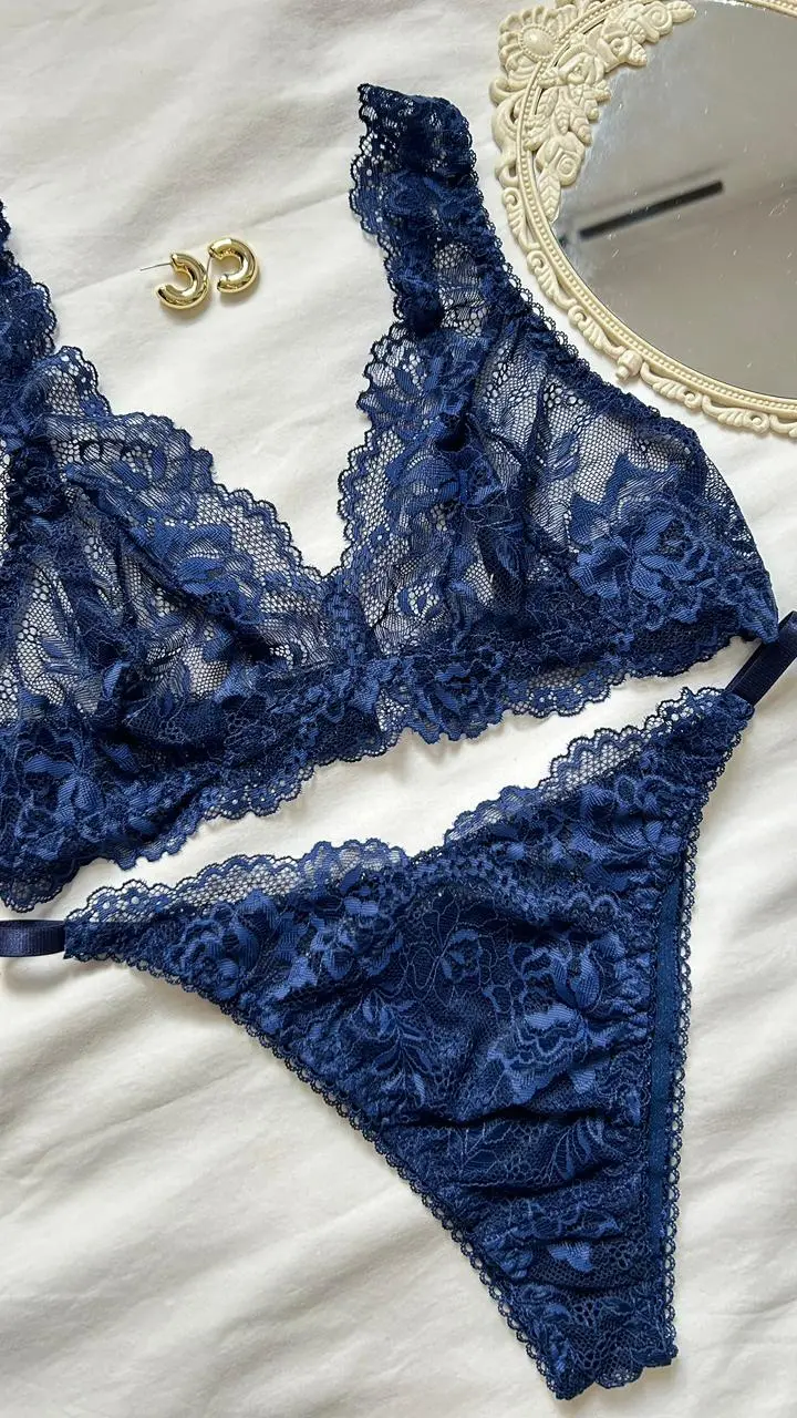Conjunto Nina de lencería azul rey visto en detalle