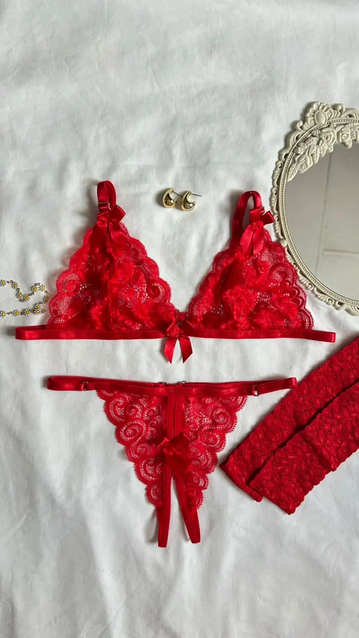 Conjunto Scarlett en encaje rojo con brasier triangular y tanga