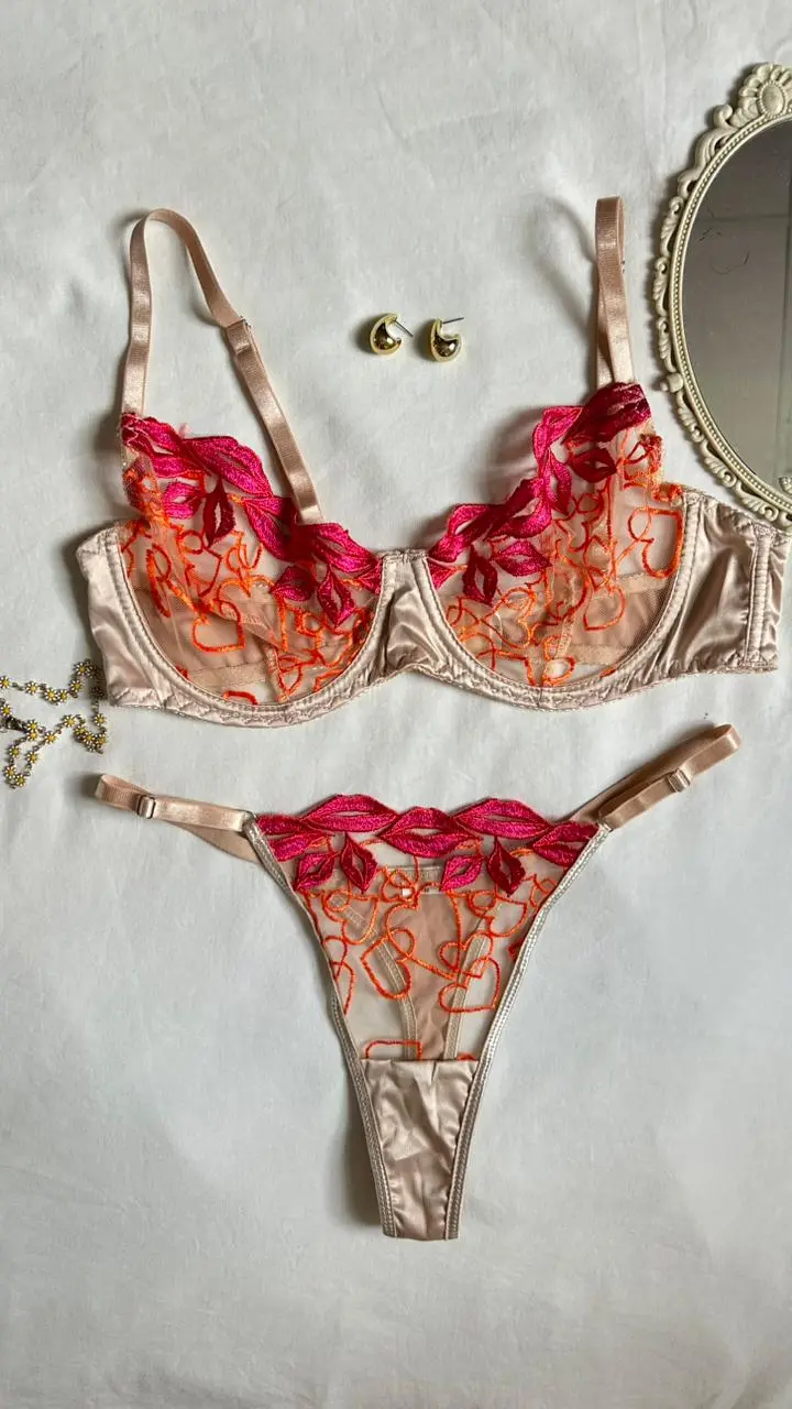 Conjunto Serena nude con bordado multicolor en rosa, rojo y naranja