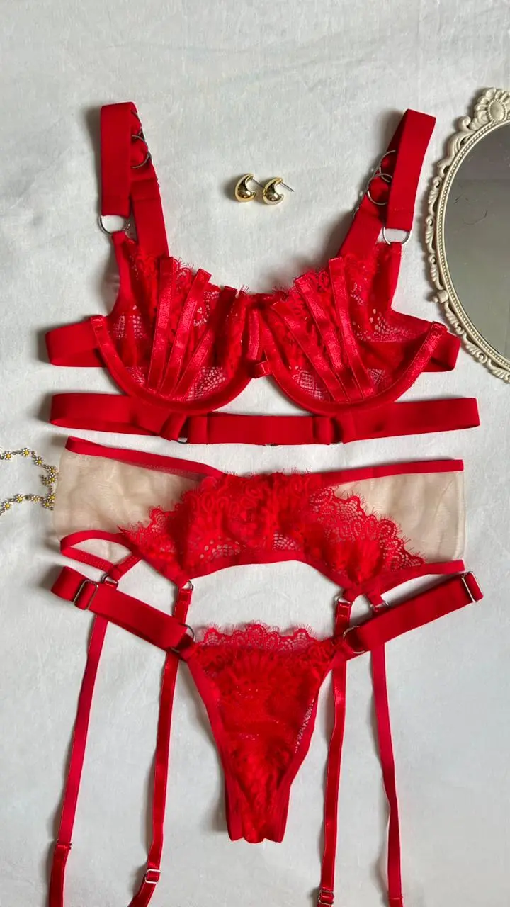 Conjunto Thalia en encaje rojo con liguero y tiras tipo arnés