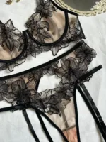 Conjunto de lencería nude Chloe con bordado floral negro — imagen 4