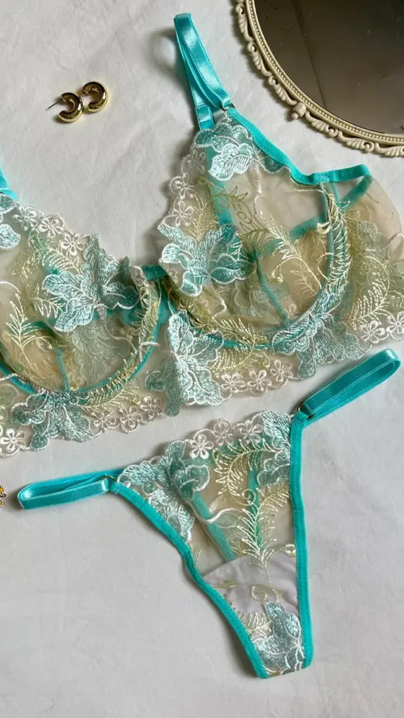 Detalle de bordado floral turquesa del conjunto Salome