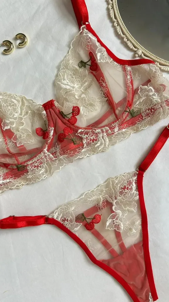 Detalle del bordado de cerezas del conjunto Cherry en rojo