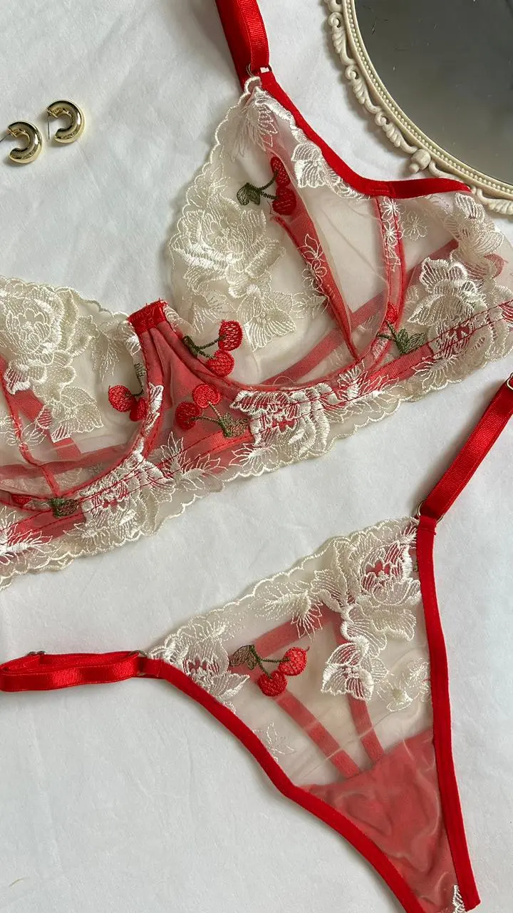 Detalle del bordado de cerezas del conjunto Cherry en rojo