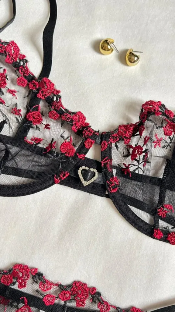 Detalle del corazón brillante y el bordado floral en el centro del brasier Aitana