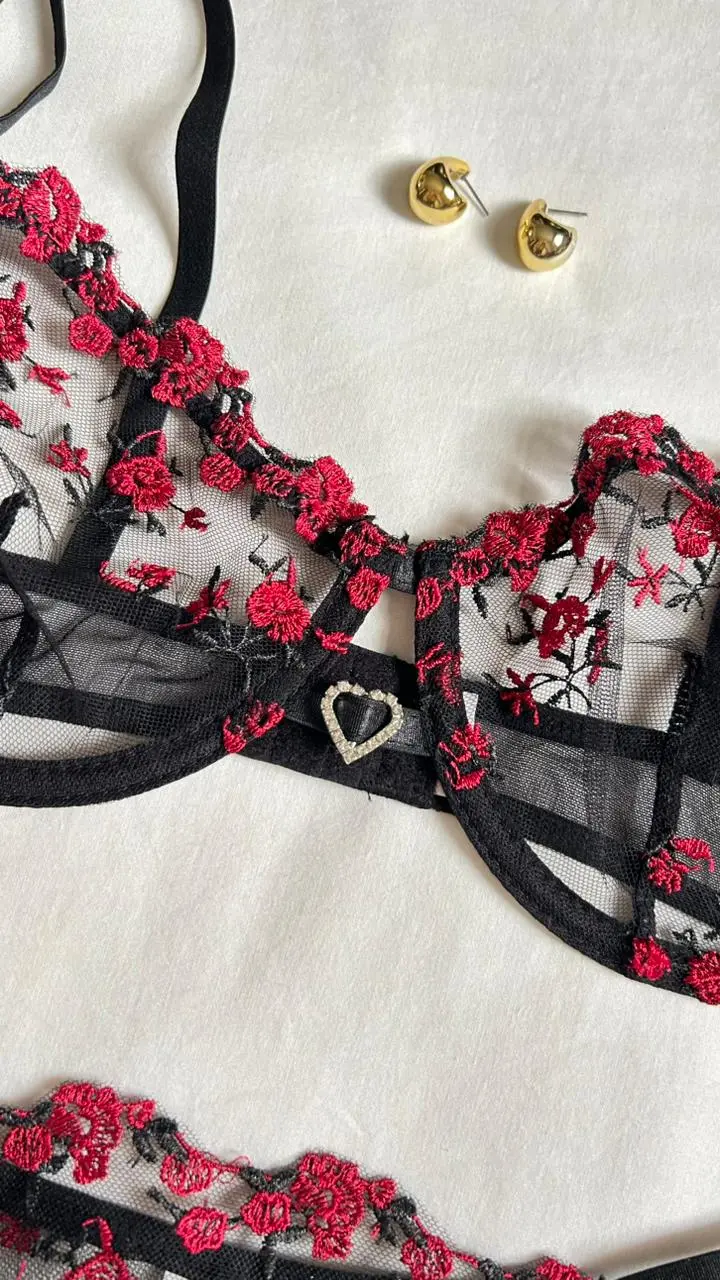 Detalle del corazón brillante y el bordado floral en el centro del brasier Aitana