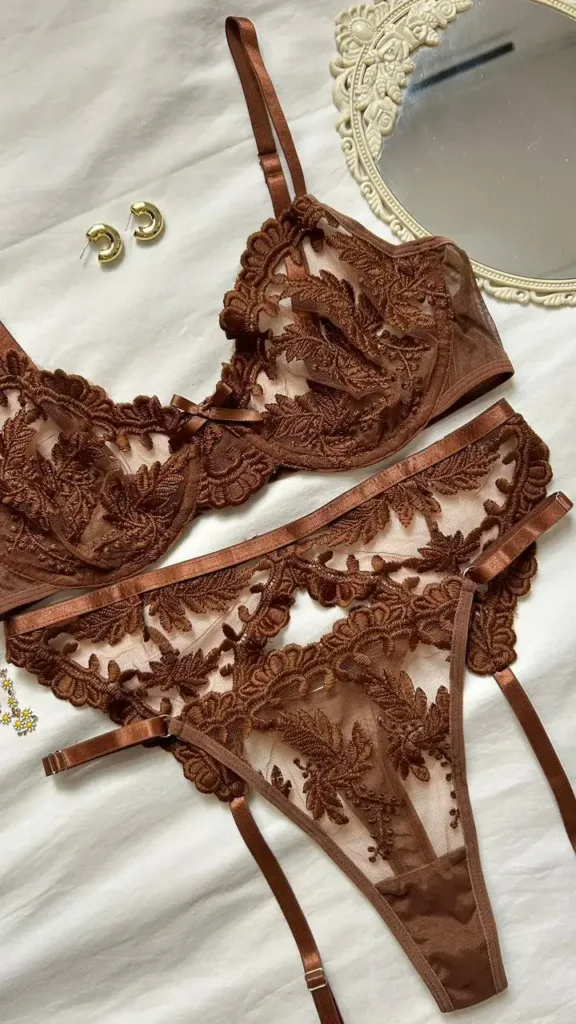 Detalles del conjunto lenceria Ámbar con encaje y bordados