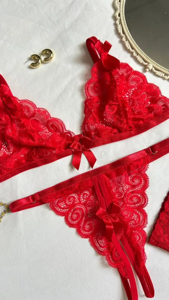 Detalle del encaje floral y el borde ondulado del brasier Scarlett