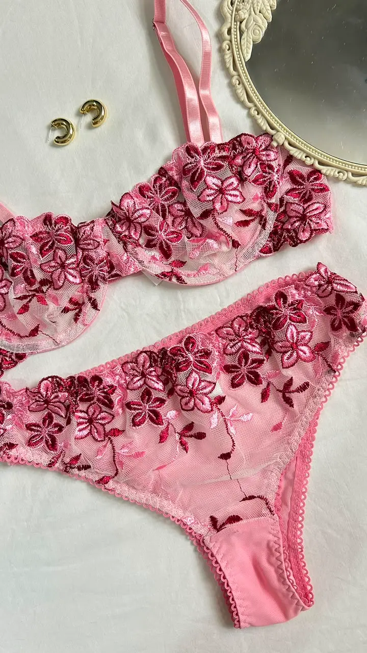 Detalle de flores bordadas en el brasier Rosalía