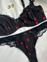 Conjunto de lencería Greta negra con bordados de fresas — imagen 3