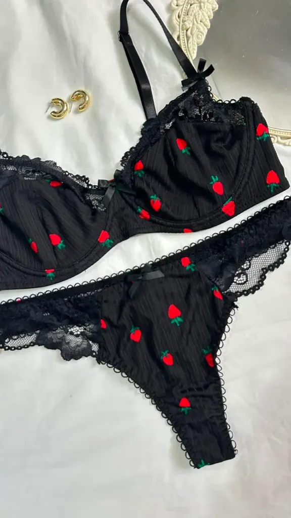 Detalle de bordados de fresas del conjunto de lencería Greta