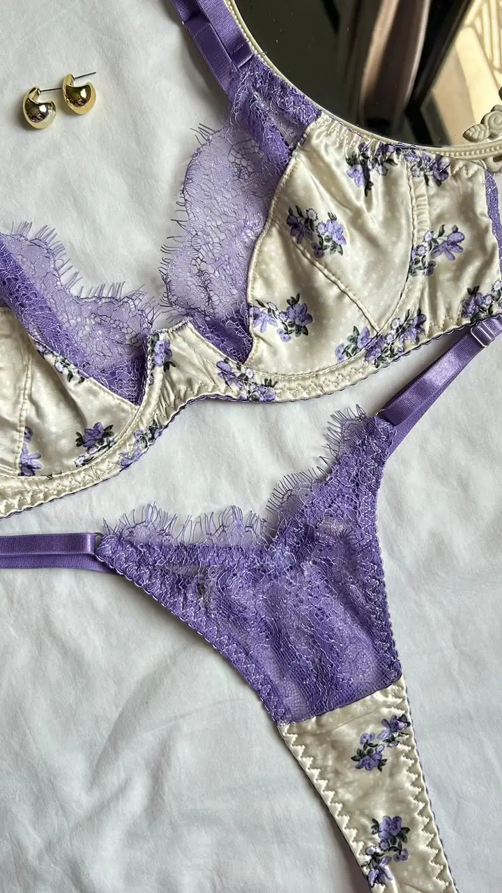 Detalle del encaje de pestañas violeta en el escote del brasier Violeta