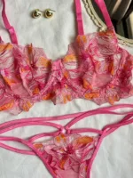 Conjunto de lencería rosada Adara con flores bordadas — imagen 2