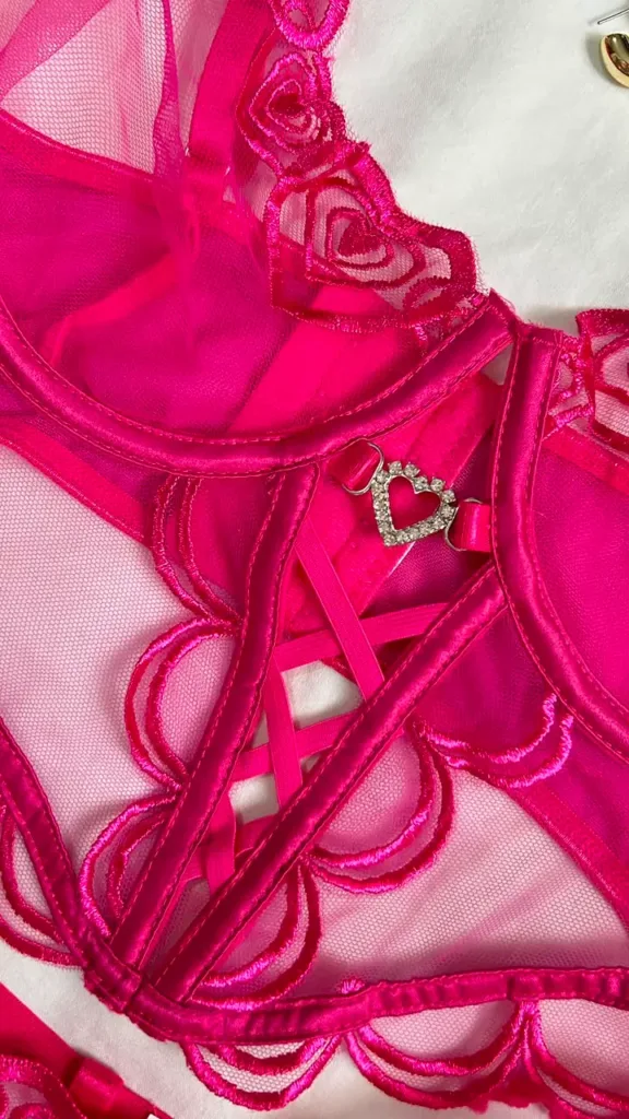 Detalle de lazado frontal del brasier rosa Milu