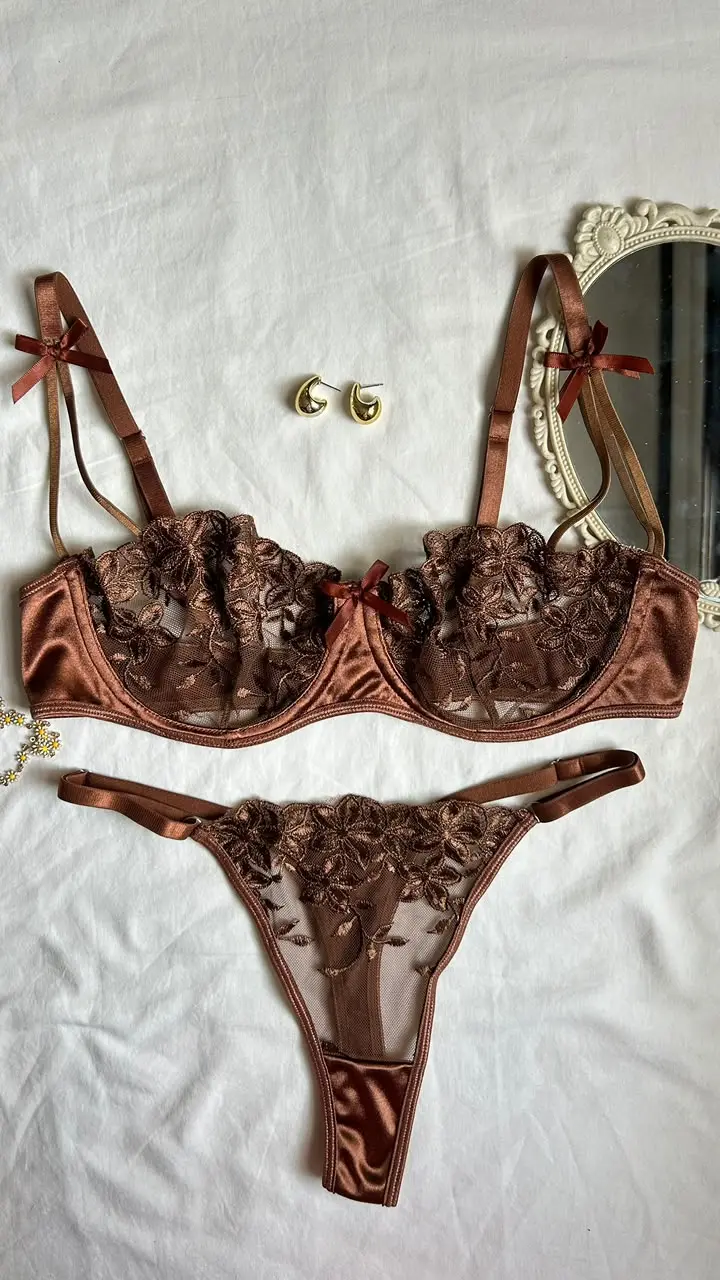 Lencería café Sofía con brasier de satín y encaje floral bordado