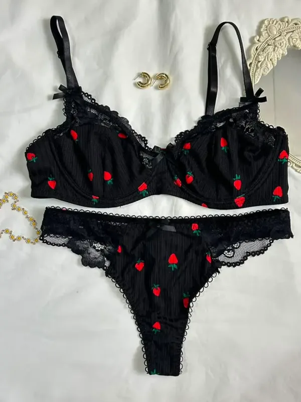 Conjunto de lencería negra Greta con bordados de fresas y encaje