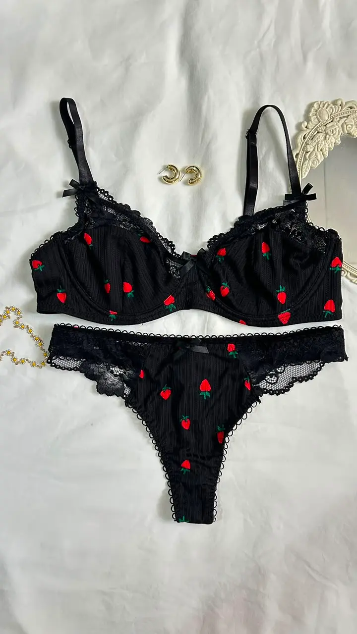Conjunto de lencería negra Greta con bordados de fresas y encaje