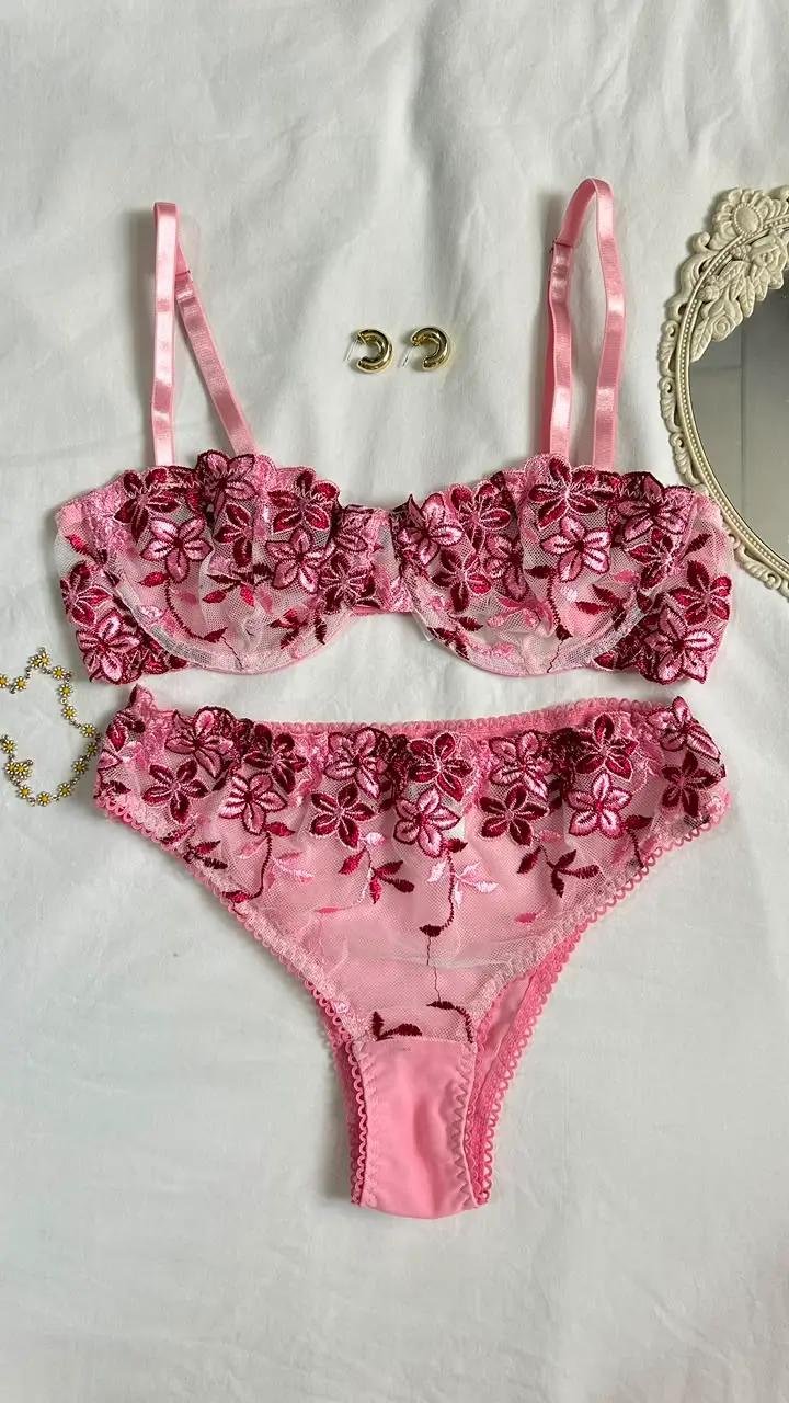 Conjunto de lencería rosa con encaje floral Rosalía