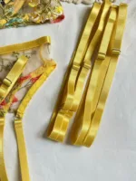 Conjunto Fenty en encaje bordado floral con liguero amarillo — imagen 4