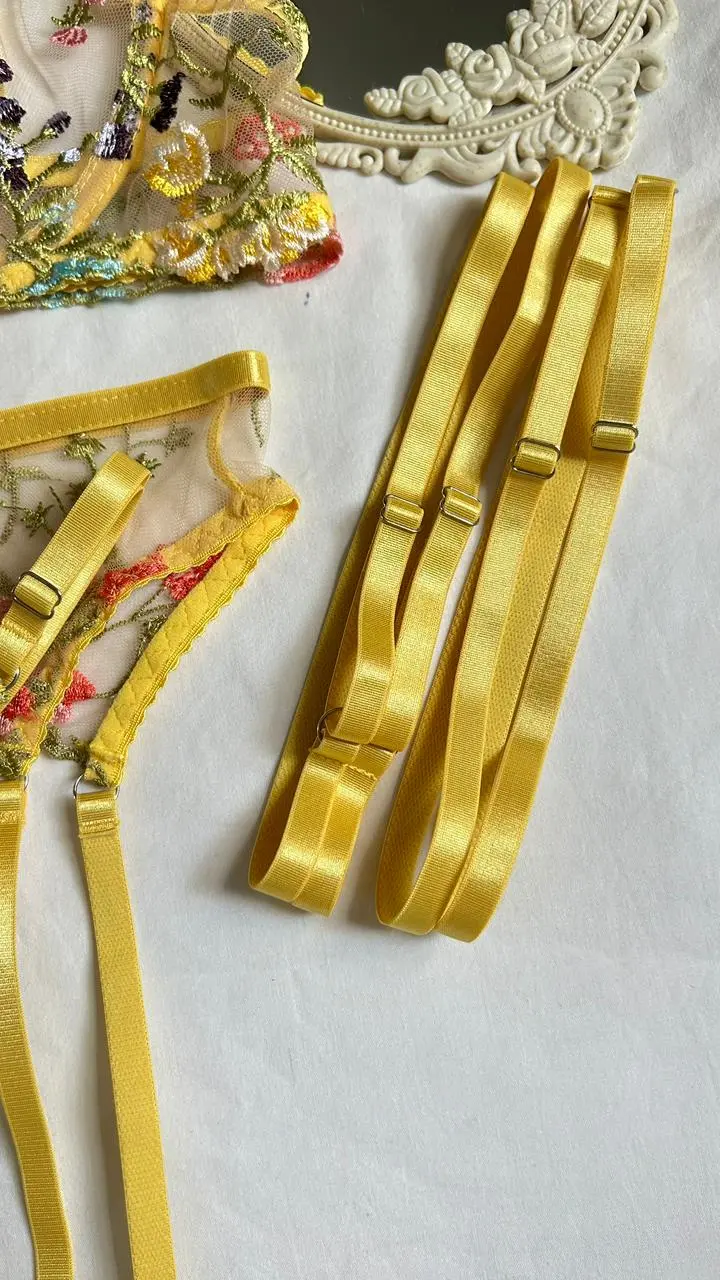 Liguero amarillo del conjunto Fenty con broches metálicos ajustables
