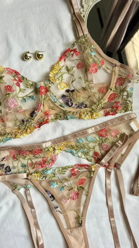 Liguero completo Fenty Dorado con cuatro tiras ajustables para medias