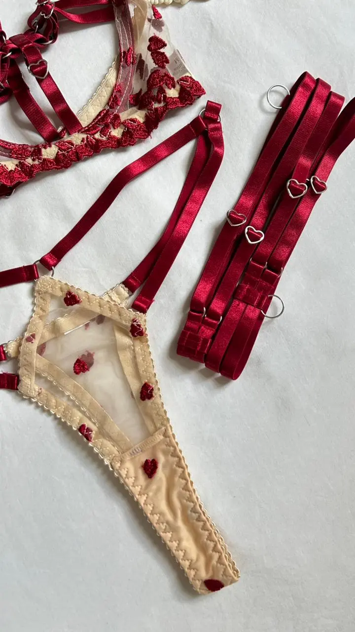 Liguero vino tinto del conjunto Anastasia con herrajes en forma de corazón
