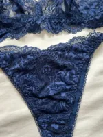 Conjunto de lencería azul rey Nina con encaje floral — imagen 3
