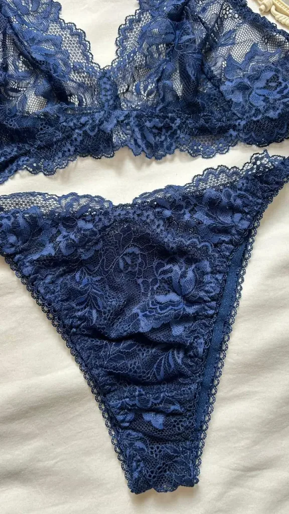 Panty azul rey Nina con encaje floral y detalles laterales
