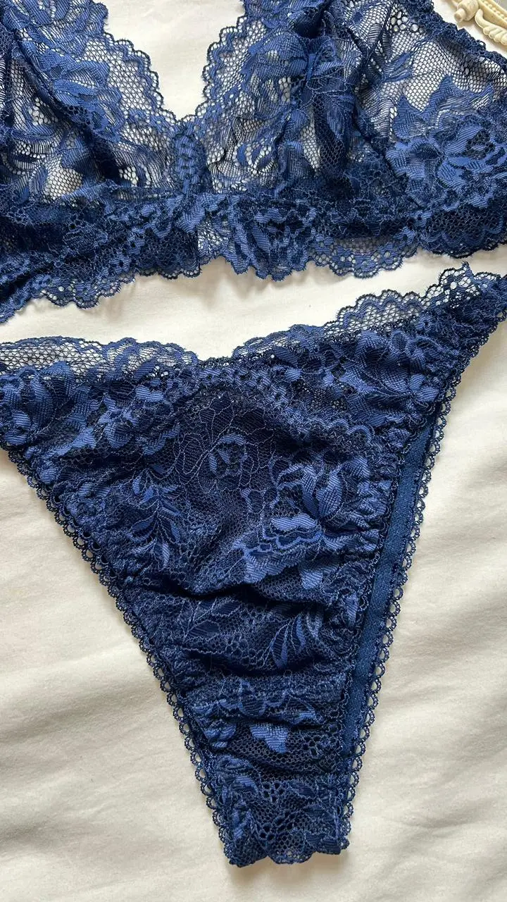 Panty azul rey Nina con encaje floral y detalles laterales