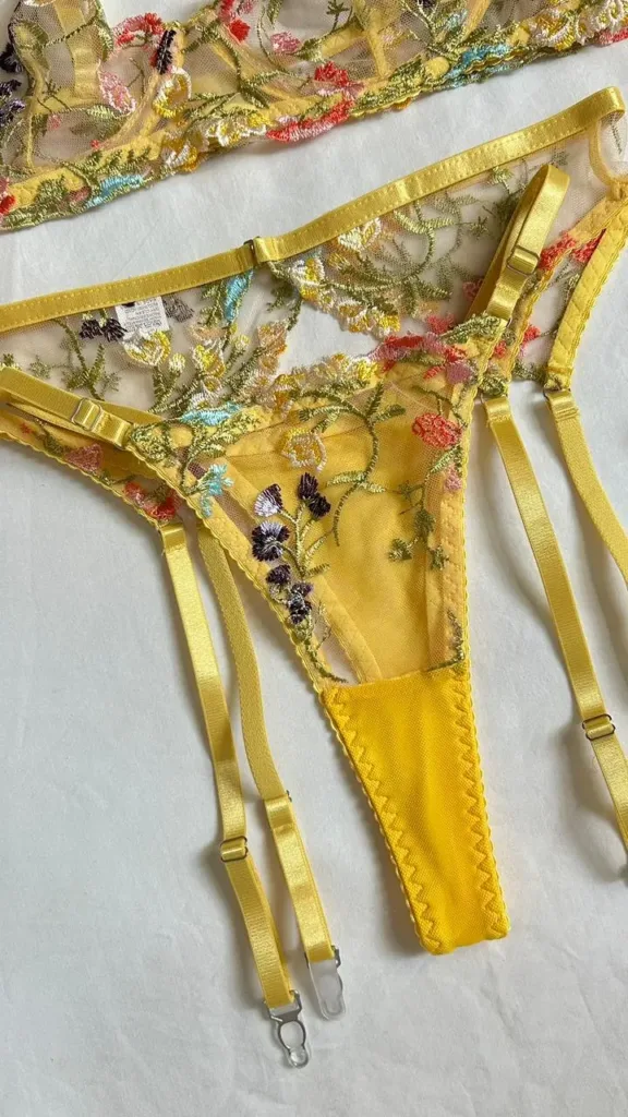 Panty Fenty en encaje bordado floral con recorte central amarillo