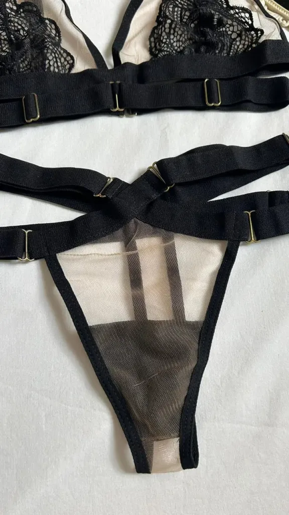 Panty tipo hilo nude Rosy con encaje floral negro