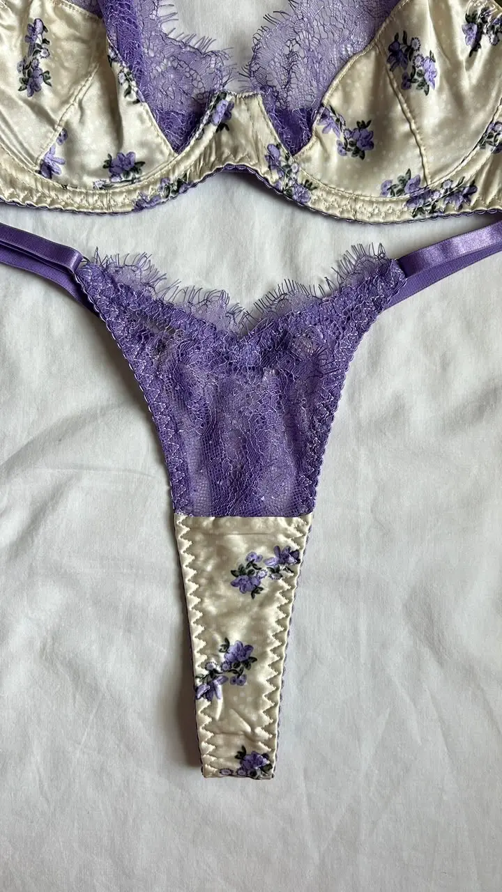 Panty tipo hilo Violeta con frente de encaje de pestañas y satín estampado