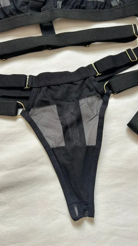 Panty tipo tanga Anahi negro semitransparente