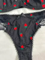 Conjunto de lencería Greta negra con bordados de fresas — imagen 4