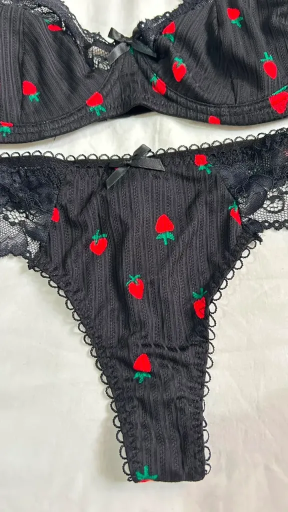 Panty negra Greta con bordados de fresas y encaje