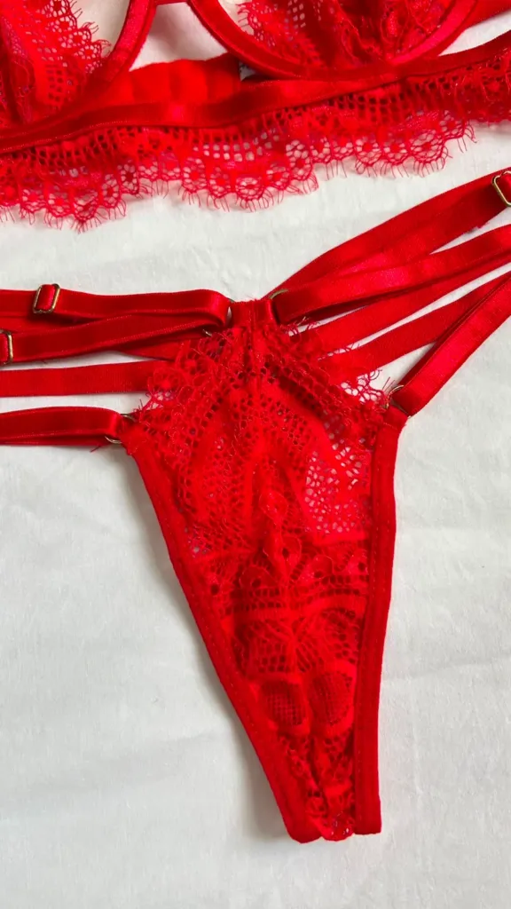 Panty tipo tanga rojo Kata con tiras decorativas