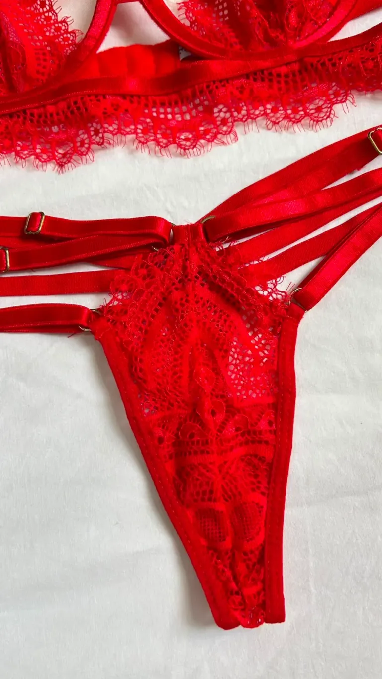 Panty tipo tanga rojo Kata con tiras decorativas