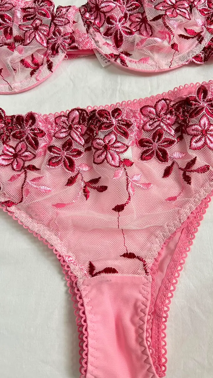 Panty rosa Rosalía con encaje floral y malla translúcida