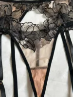 Conjunto de lencería nude Chloe con bordado floral negro — imagen 3