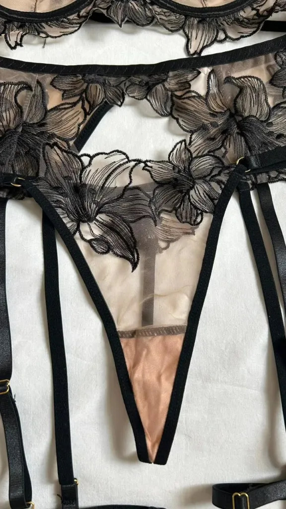 Panty tipo tanga nude Chloe con bordado floral negro