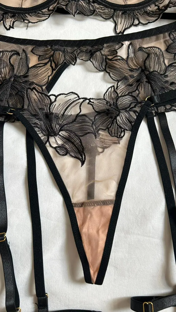 Panty tipo tanga nude Chloe con bordado floral negro